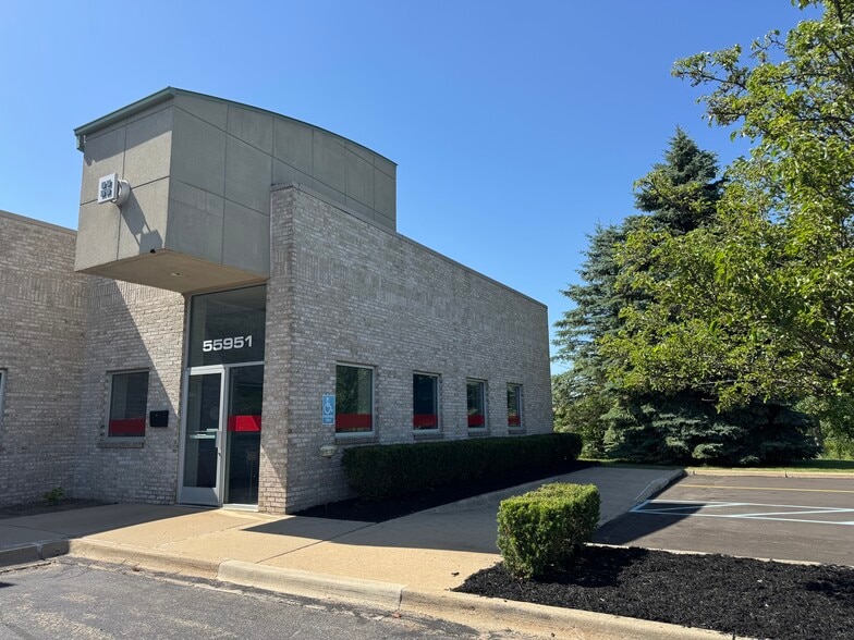 55951 Gratiot Ave, Chesterfield, MI for sale - Primary Photo - Image 1 of 28