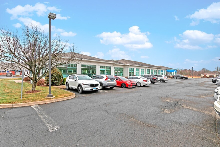 445-445A Willard Ave, Newington, CT à louer - Photo principale - Image 1 de 18