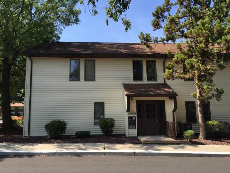 2 Brier Hill Ct, East Brunswick, NJ for sale - Building Photo - Image 1 of 1