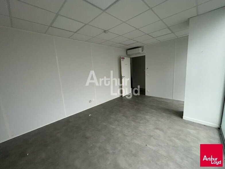 Commerce de détail dans Rennes à louer - Photo du bâtiment - Image 2 de 4
