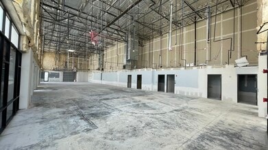 9220 Kirby Dr, Houston, TX for lease Interior Photo- Image 2 of 4