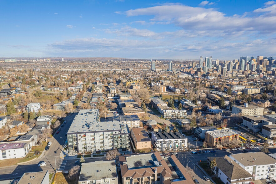 1812 26th Ave SW, Calgary, AB à vendre - Aérien - Image 2 de 11