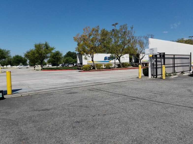13500 Marlay Ave, Fontana, CA à louer - Photo du bâtiment - Image 3 de 31
