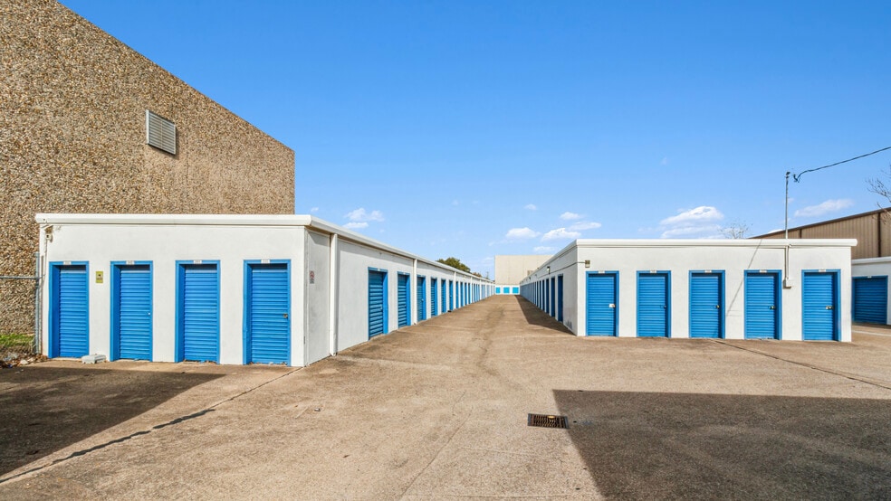 2601 Willowbrook Rd, Dallas, TX for sale - Building Photo - Image 2 of 8
