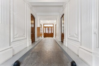 54 Rue De Ponthieu, Paris à louer Hall d’entrée- Image 2 de 8