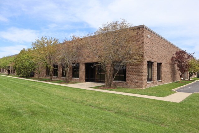 905 Lakeside Dr, Gurnee, IL à vendre - Photo du bâtiment - Image 2 de 4