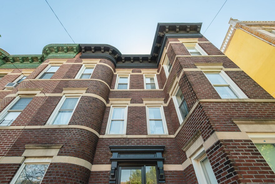 3093 43rd St, Astoria, NY à vendre - Photo du bâtiment - Image 3 de 7