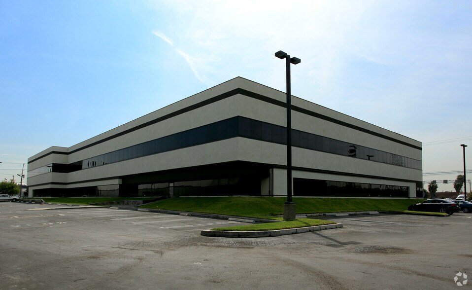 555 W Redondo Beach Blvd, Gardena, CA à louer - Photo du bâtiment - Image 1 de 22