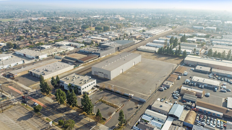 500 W Collins Ave, Orange, CA à louer - Photo du bâtiment - Image 1 de 5