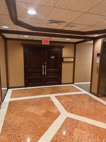 1615 Forum Pl, West Palm Beach, FL for sale - Interior Photo - Image 2 of 24