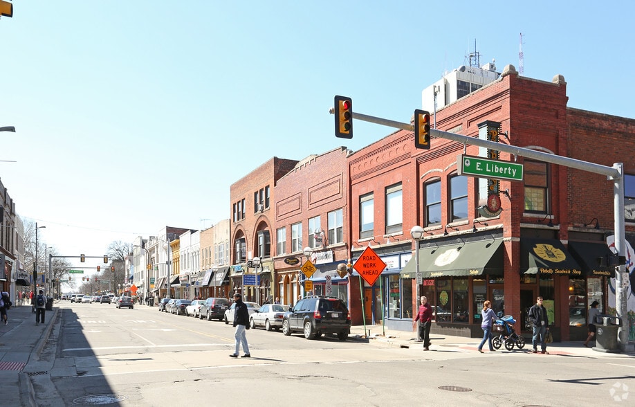 302 S State St, Ann Arbor, MI à louer - Photo du bâtiment - Image 2 de 3
