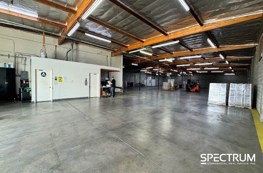 7727-7729 Burnet Ave, Van Nuys, CA à louer - Photo du bâtiment - Image 3 de 10