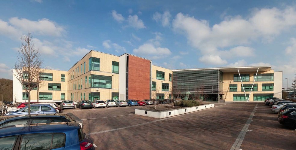 Springfield Dr, Leatherhead à louer - Photo du bâtiment - Image 2 de 25