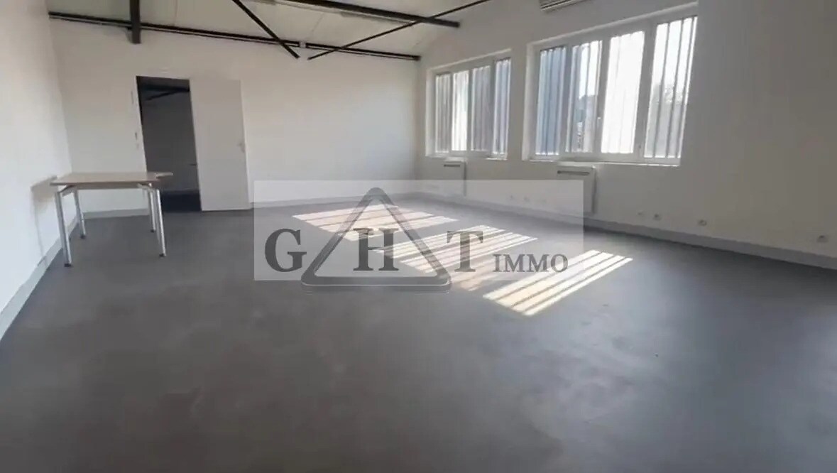 Office in Montreuil for lease Interior Photo- Image 1 of 7