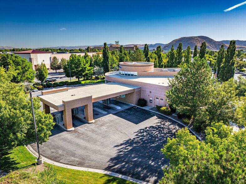 6745 Sierra Center Pky, Reno, NV for sale - Building Photo - Image 2 of 8