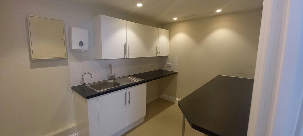 298 Upper Richmond West Rd, London for lease - Building Photo - Image 3 of 4