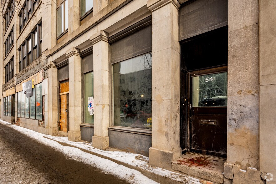54B Rue Saint-Antoine O, Montréal, QC à louer - Photo du bâtiment - Image 2 de 4