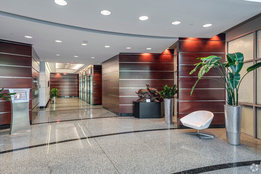 6909 Metro Park Dr, Alexandria, VA à louer - Hall d’entrée - Image 3 de 5