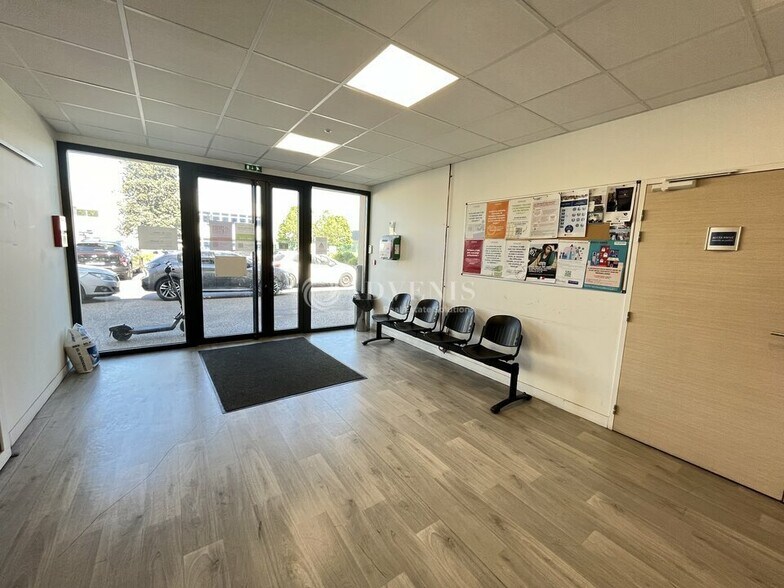 Bureau dans Le Blanc-Mesnil à louer - Hall d’entrée - Image 2 de 11
