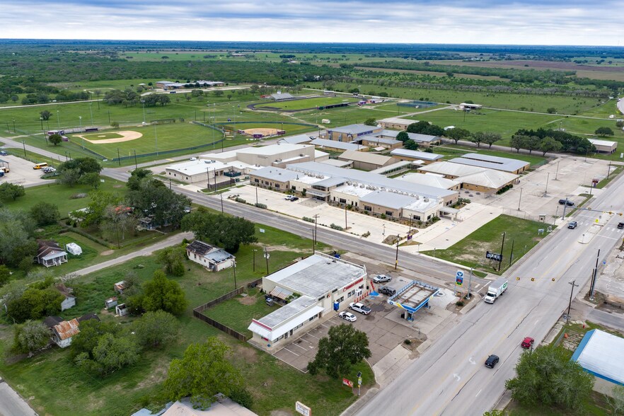 104 S 8th St, Skidmore, TX à vendre - Photo principale - Image 1 de 4