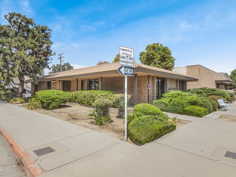 822 W Center St, Visalia, CA à vendre - Photo du bâtiment - Image 1 de 4