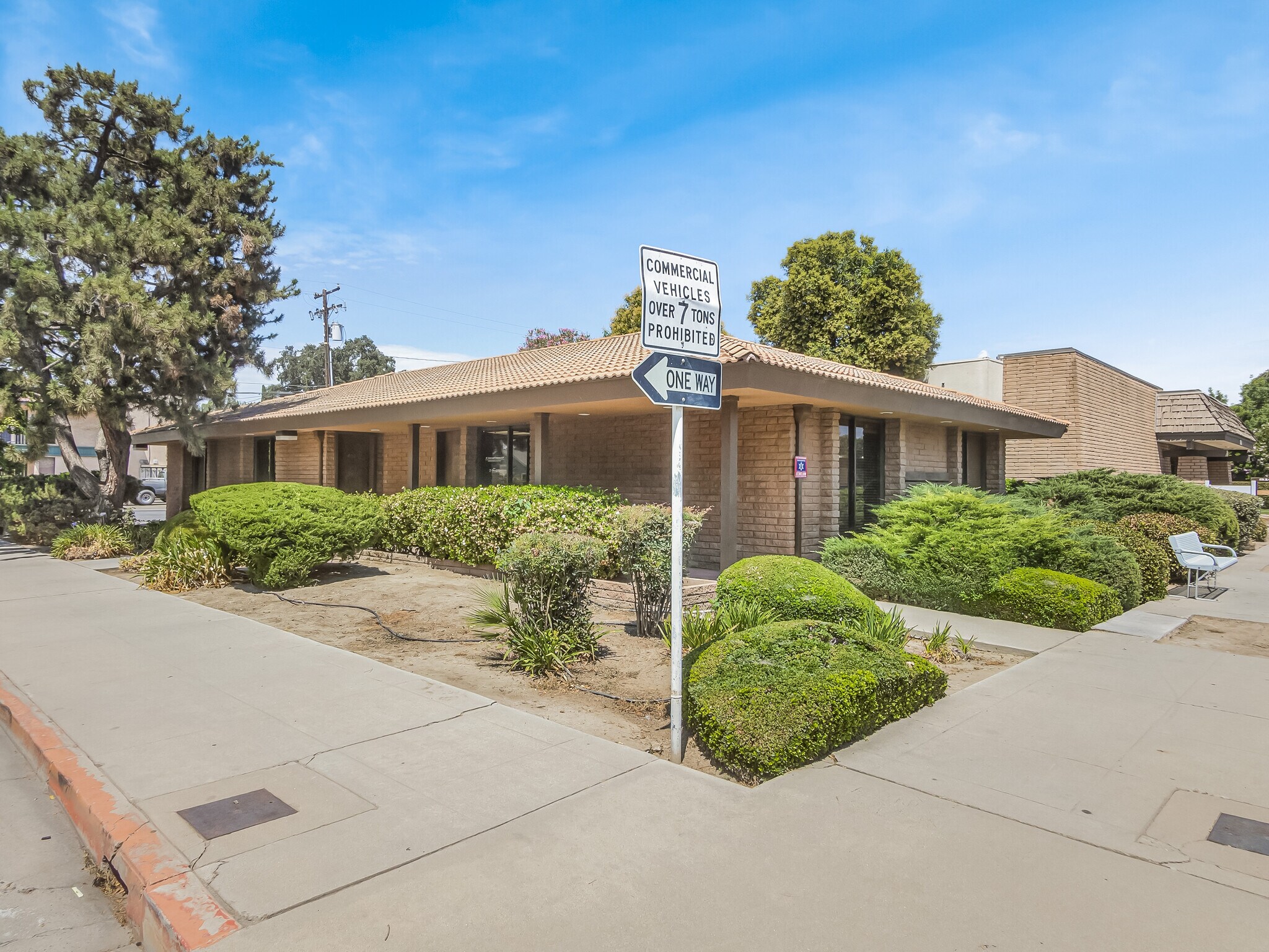 822 W Center St, Visalia, CA à vendre Photo du bâtiment- Image 1 de 5