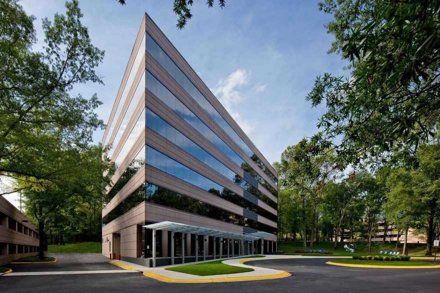 3160 Fairview Park Dr, Falls Church, VA for lease - Building Photo - Image 1 of 15