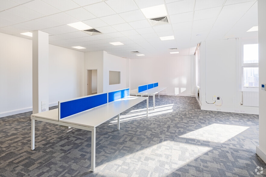 Hanover Walk, Leeds for lease - Interior Photo - Image 3 of 30