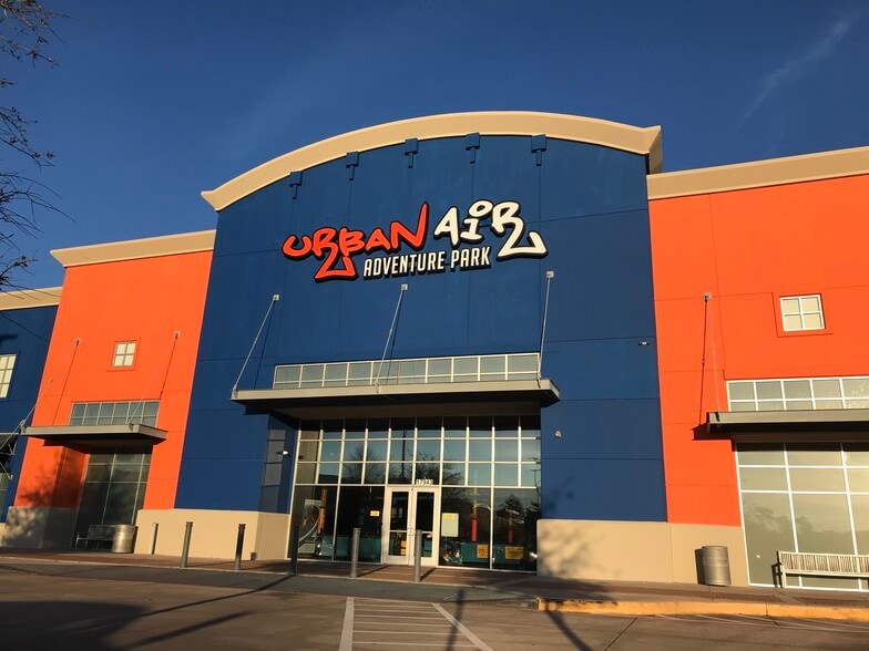 17937-17945 I-45 S, Shenandoah, TX for lease - Building Photo - Image 3 of 15