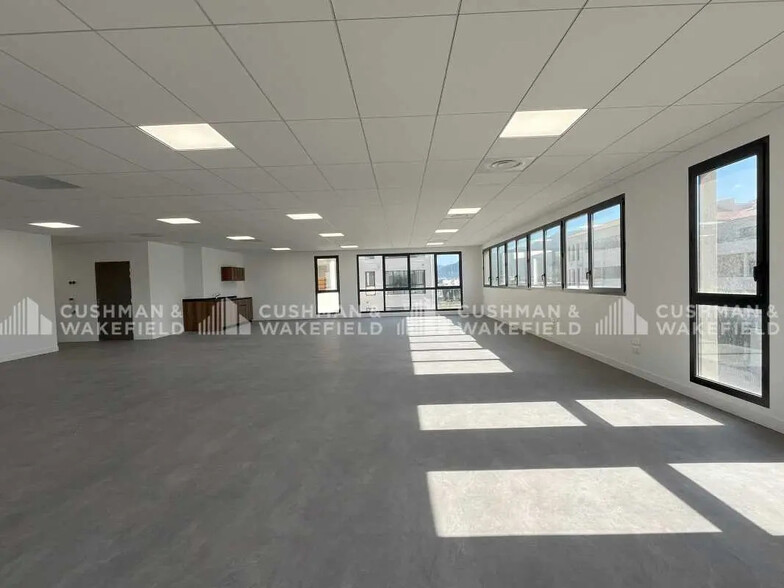 365 Chemin Du Camp De Sarlier, Aubagne for lease - Interior Photo - Image 2 of 8