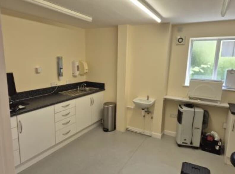 Avenue Road, Freshwater for sale - Interior Photo - Image 3 of 7