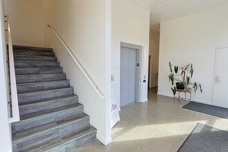 1280 N Bayshore Dr, Coos Bay, OR for lease Interior Photo- Image 1 of 14