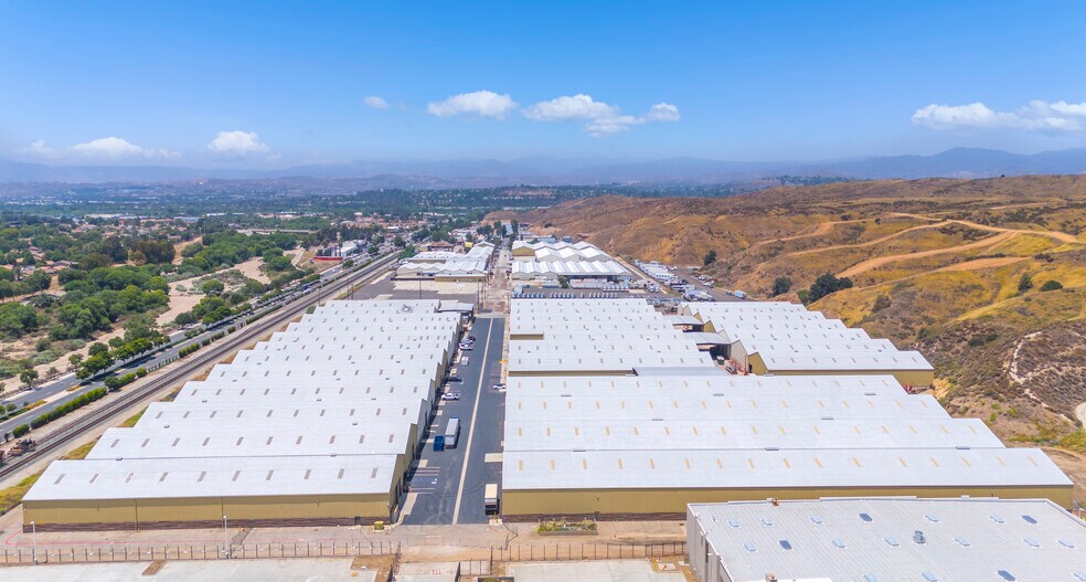 25545-25710 Springbrook Ave, Santa Clarita, CA à louer - Photo du bâtiment - Image 2 de 12