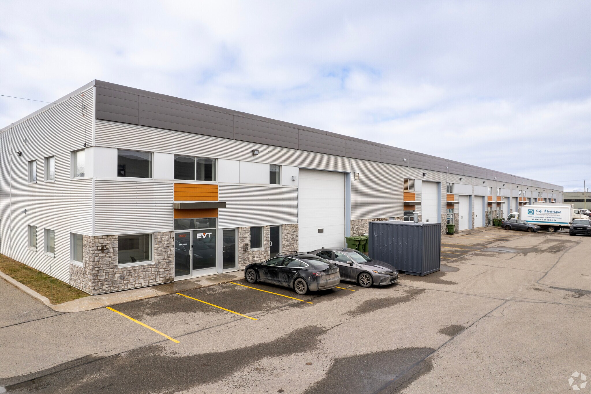 212 Rue Poirier, St-Eustache, QC for sale Primary Photo- Image 1 of 1