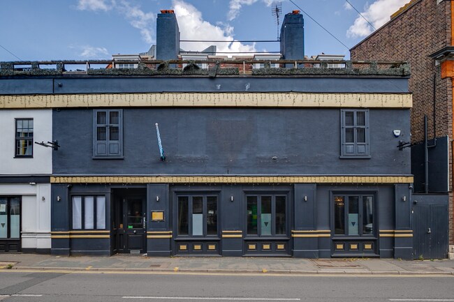 More details for 2 Church St, Esher - Retail for Lease