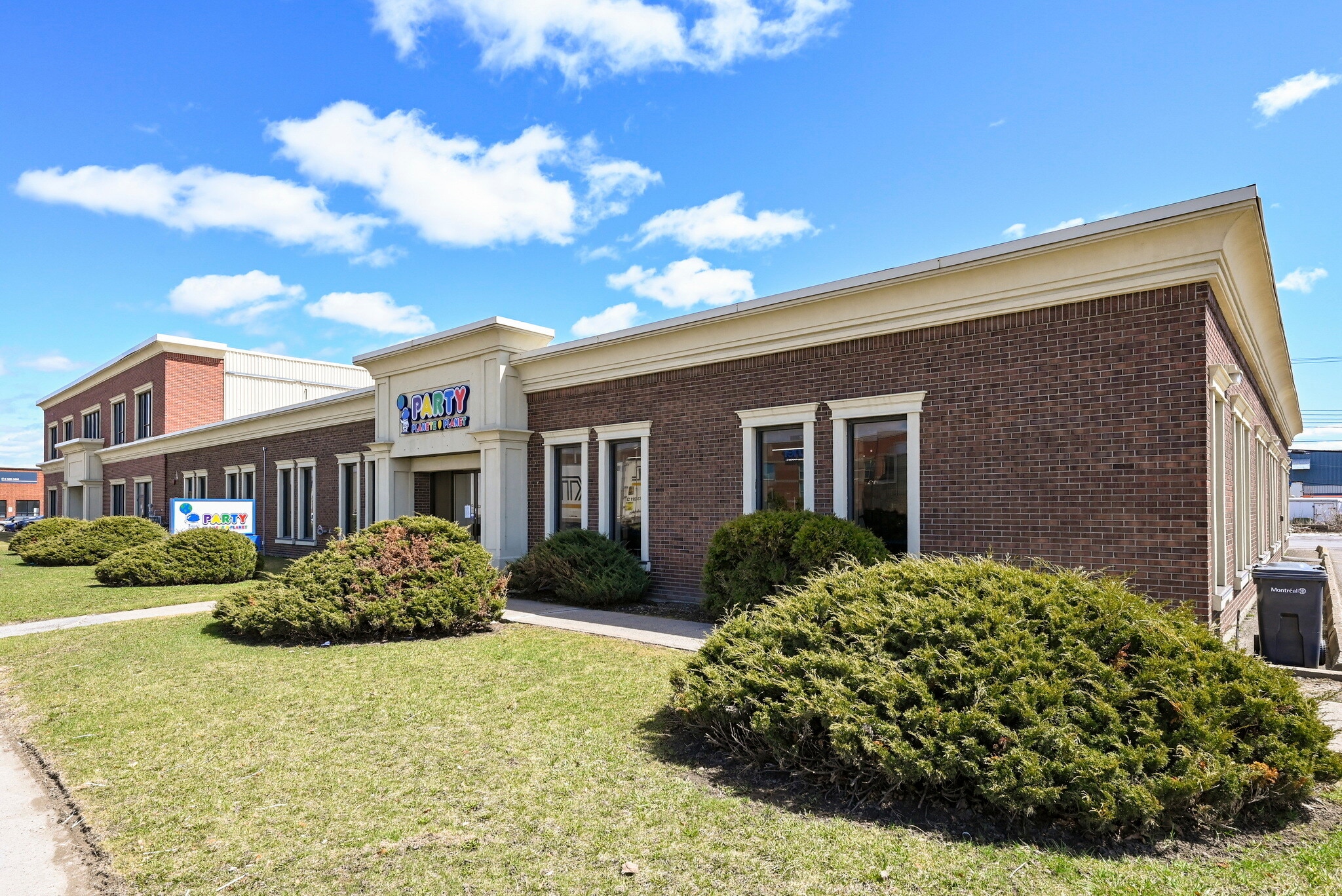 74-76 Boul Brunswick, Dollard-des-Ormeaux, QC for lease Primary Photo- Image 1 of 12