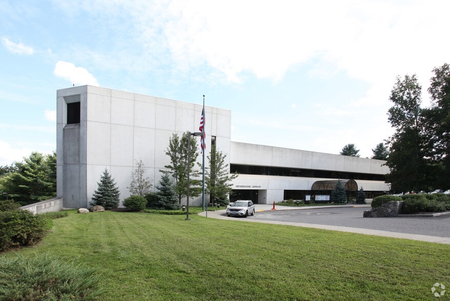 1579 Straits Tpke, Middlebury, CT à vendre - Photo principale - Image 2 de 4