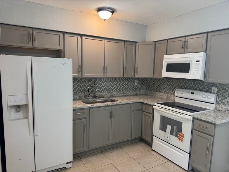 1740 SW 70th Way, North Lauderdale, FL à vendre - Photo intérieure - Image 2 de 3