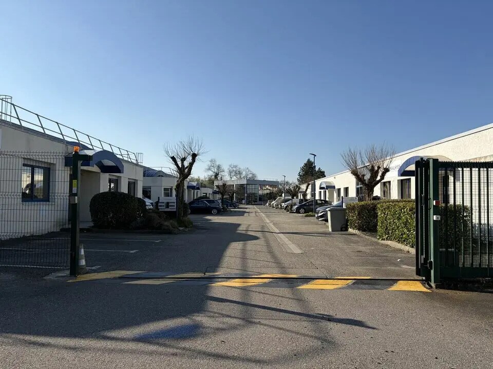 Flex in Saint-Genis-Laval for lease Building Photo- Image 1 of 13