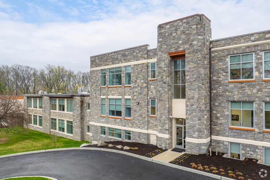 40 Lloyd Ave, Malvern, PA à louer - Photo du bâtiment - Image 3 de 5