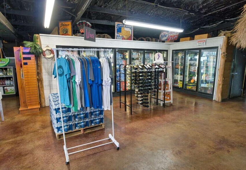 10 FM 2611 Hl, Sargent, TX à vendre - Photo intérieure - Image 3 de 12