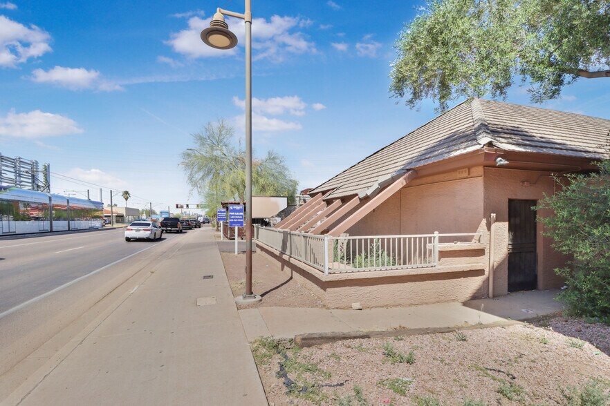 1812 E Apache Blvd, Tempe, AZ à louer - Photo du bâtiment - Image 3 de 10