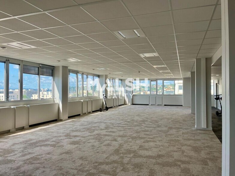 Bureau dans Lyon à louer - Photo du bâtiment - Image 2 de 12