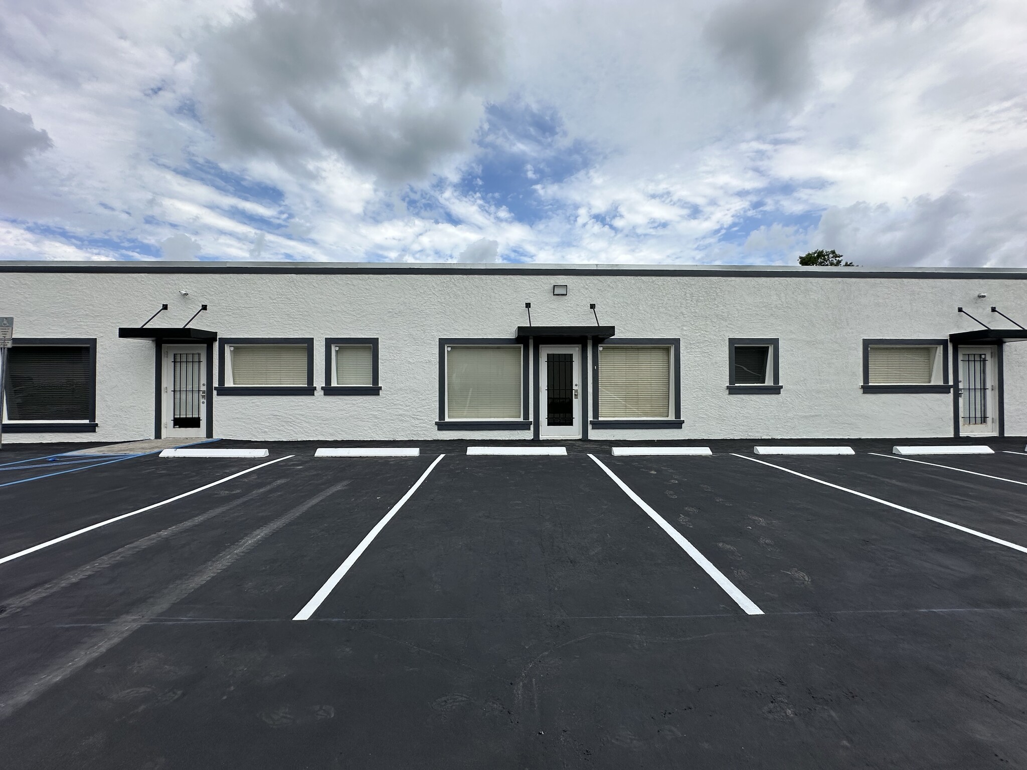 2559 4th St, Fort Myers, FL for lease Building Photo- Image 1 of 18