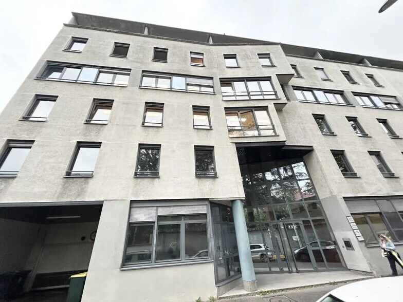 9 Rue Des Tuiliers, Lyon à louer - Photo du bâtiment - Image 2 de 4