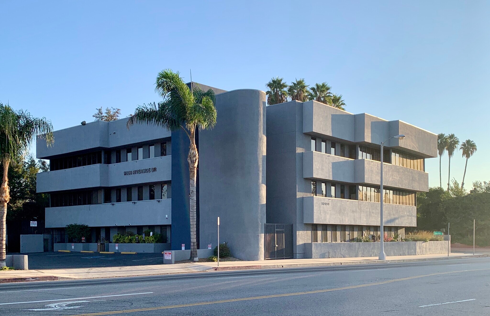 10999 Riverside Dr, North Hollywood, CA for lease Building Photo- Image 1 of 8