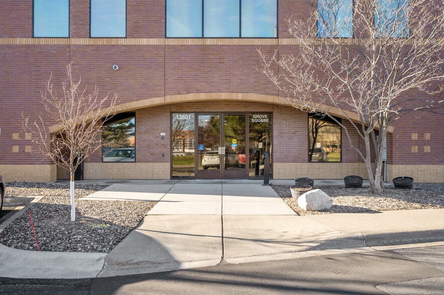 13601 80th Cir N, Maple Grove, MN à louer - Photo du bâtiment - Image 2 de 6