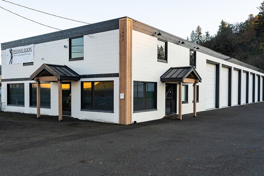 1807 NE Diamond Lake Blvd, Roseburg, OR à louer - Photo du bâtiment - Image 1 de 2