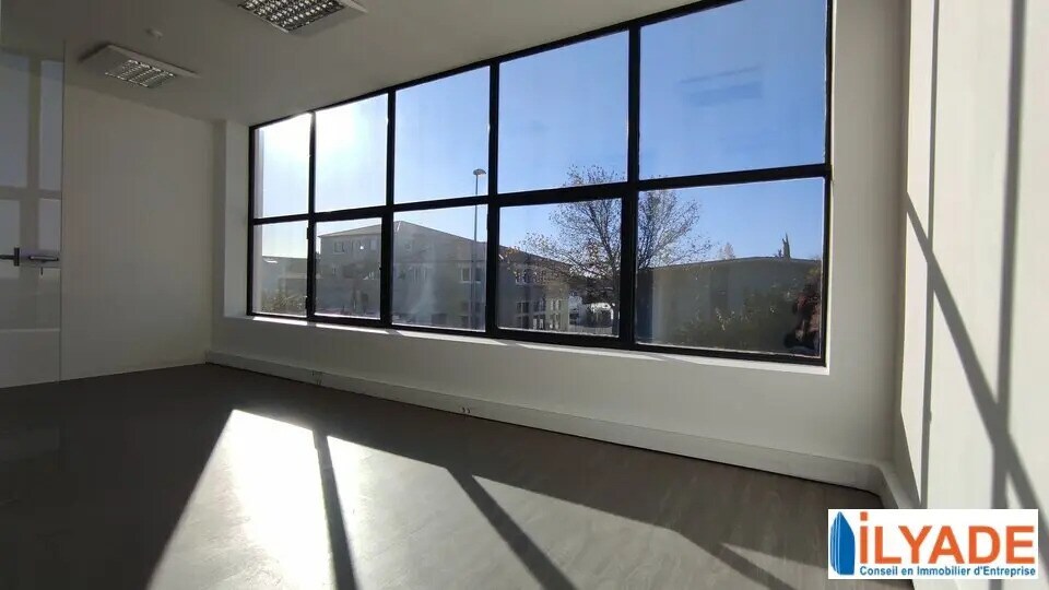 Office in Éguilles for lease Building Photo- Image 1 of 10