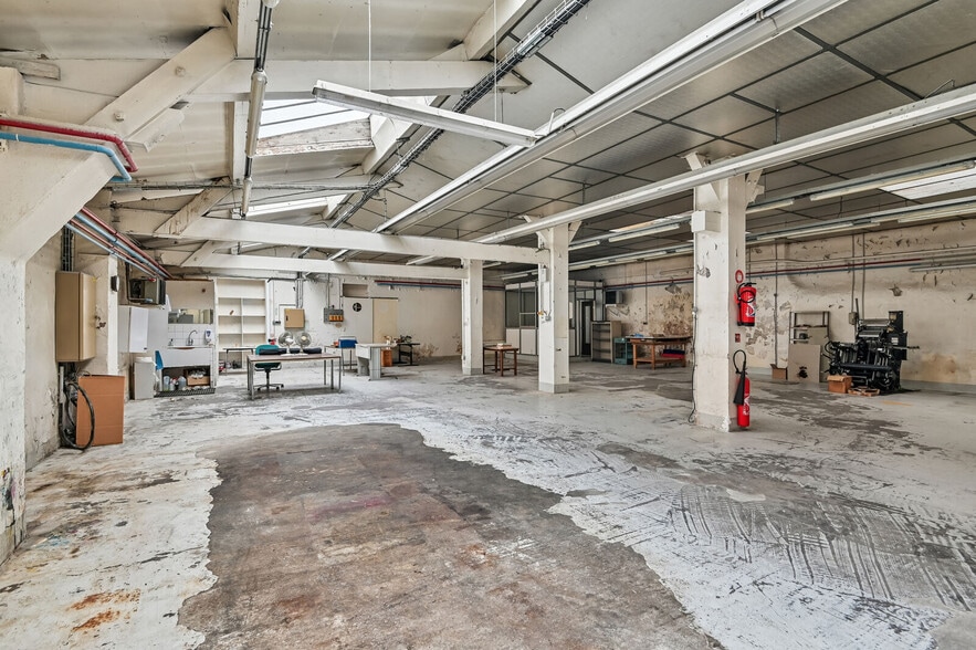 Retail in Paris for lease - Building Photo - Image 1 of 12